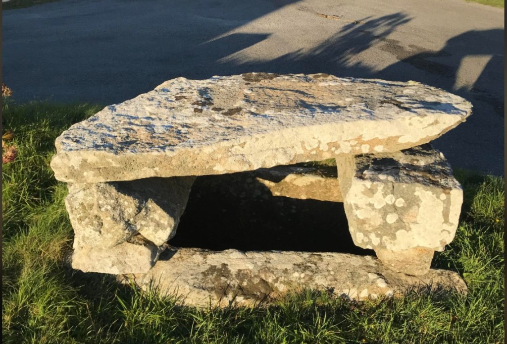 Le mégalithe d'origine fut daté de l'âge de bronze. Mais ici nous savons qu'il est plus vieux que le diction, alors...
